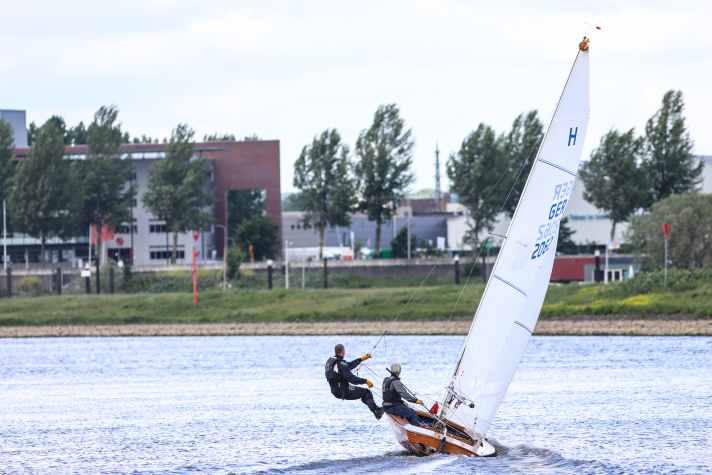   Die Sieger: Skipperin Katrin und Vorschoter Jens Priewe auf ihrer H-Jolle "Tekitisi"