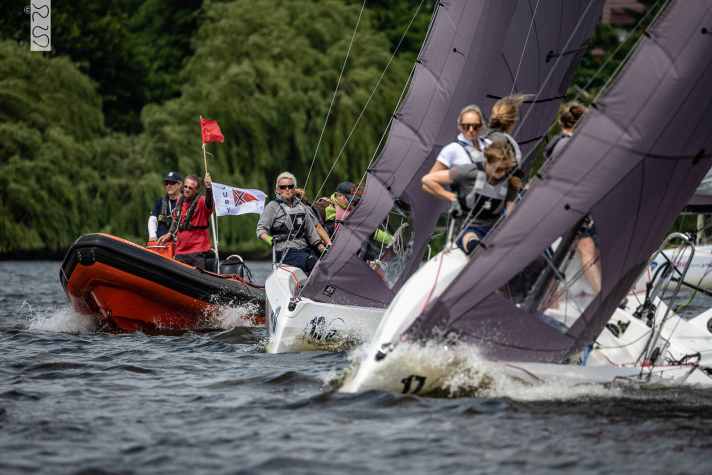   Un uomo ha messo le donne sotto i riflettori: Lars Wehrmann ha catturato le immagini della Helga Cup sull'Alster esterno ad Amburgo.