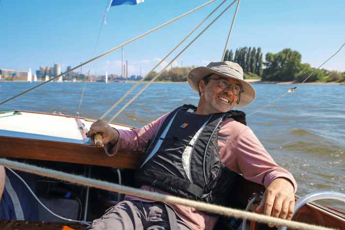   Boat builder Marcel Teriete on the "Li", an L-boat from 1949, is clearly enjoying the river trip