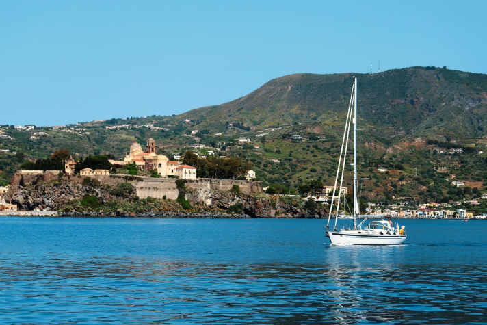   Un castello del XVI secolo domina la baia di Lipari. Gli yacht possono ancorare lì