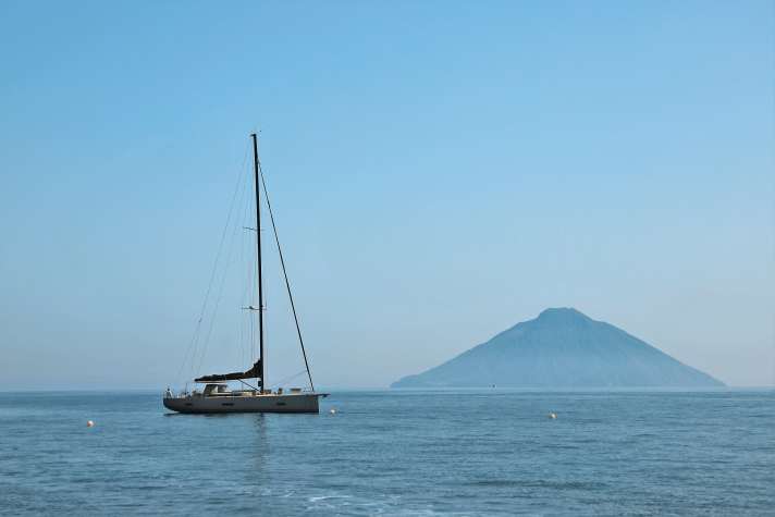   5 Stromboli A nord-est ancoraggi sotto i villaggi di San Vincenzo e Ficogrande, a ovest al largo di Ginostra. Fate attenzione alla linea di traghetti veloci!