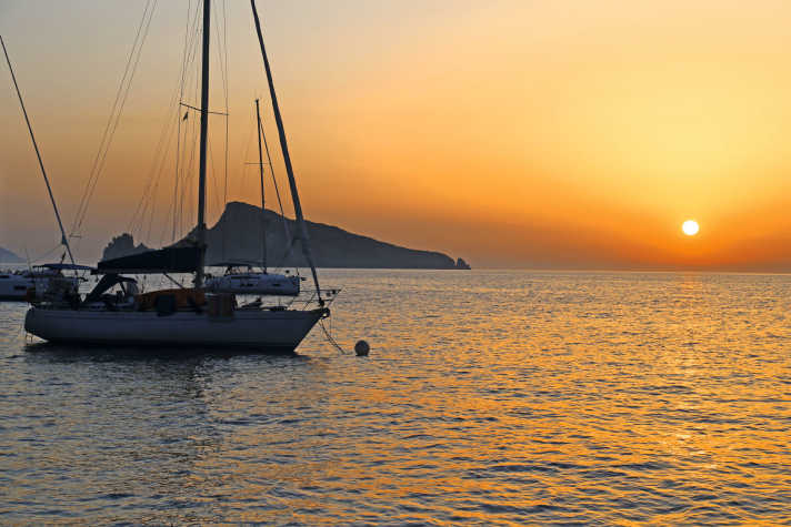   Ancoraggio al largo di Panarea. Sullo sfondo un rondò roccioso al largo con fumarole