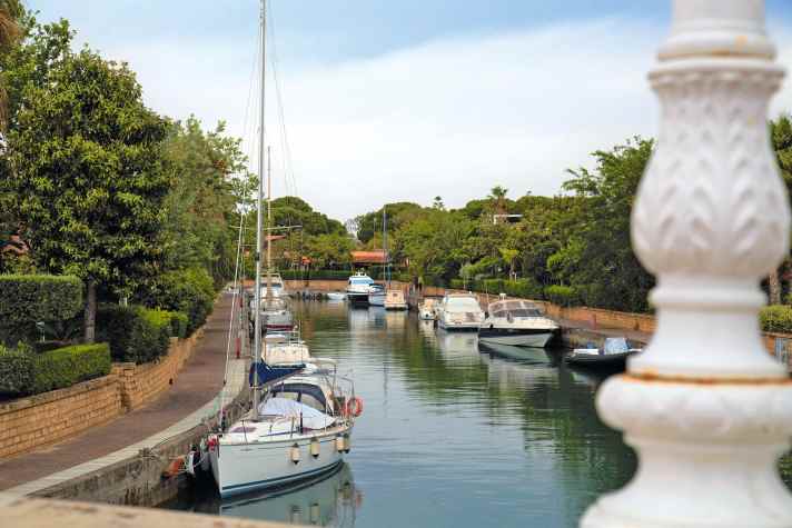   1a Portorosa/Sicilia Località turistica con un grande ma tranquillo porto e diverse basi per il charter. I piccoli canali conferiscono alla località un fascino quasi veneziano.