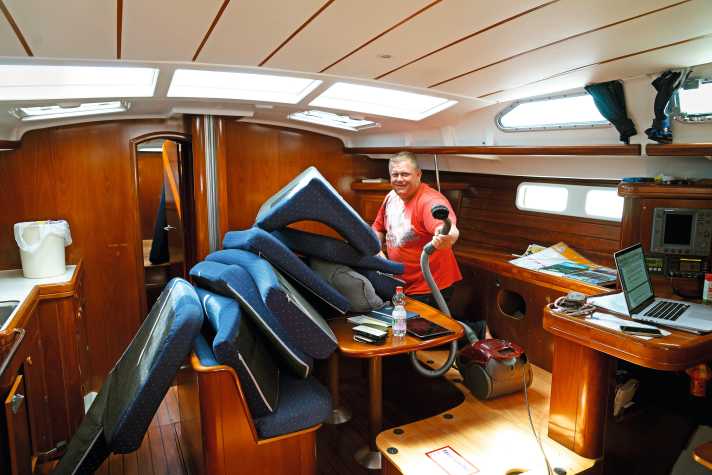   Nave pulita prima del cambio di equipaggio. I seguenti marinai ottengono una barca pulita