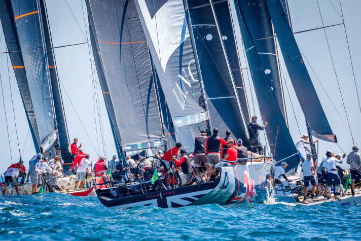  An dieser Szene ist gut zu erkennen, wie eng es schon bei den Starts in der 52 Super Series zugeht