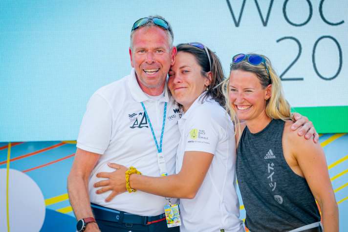   Wie in dieser Szene mit Kieler-Woche-Dirigent Dirk Ramhorst, Sanni Beucke und Tina Lutz ging es bei der 128. Kieler Woche oft mit viel Herz und Herzlichkeit zu