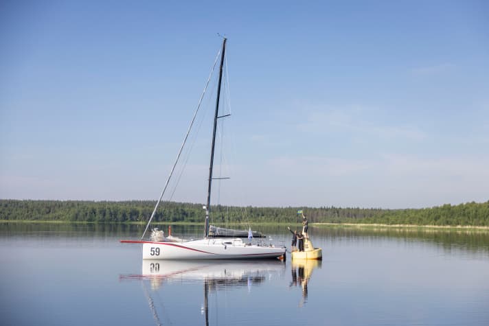   Die Ruhe nach dem Rekordsturm: die "Red" im kleinen schwedischen Hafen von Töre. Ihre Crew hält die Ankunft mit dem klassischen MidsummerSail-Foto auf der Tonne fest