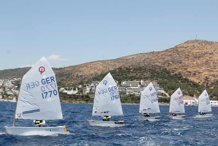   En plus de l'entraînement en équipe, les premières comparaisons internationales ont été faites lors de régates d'entraînement avec jusqu'à 200 participants.