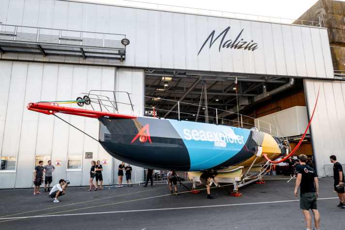   Le bateau sort du hangar