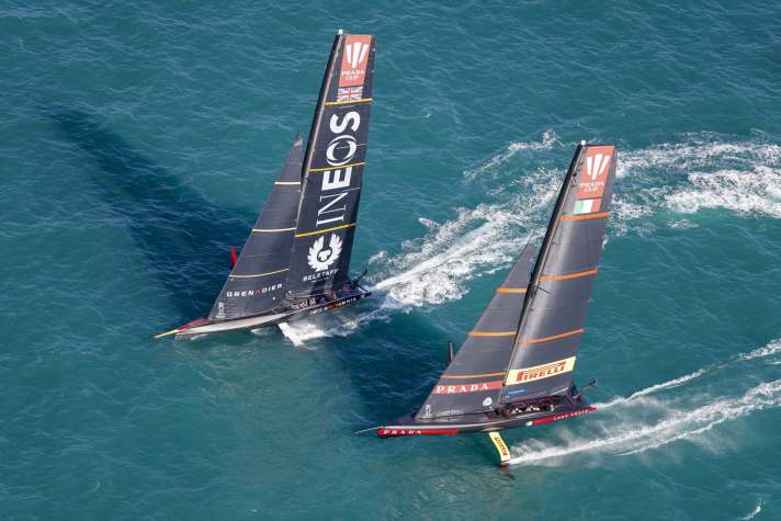   Luna Rossa Prada Pirelli und INEOS Britannia beim Prada Cup im vergangenen Jahr