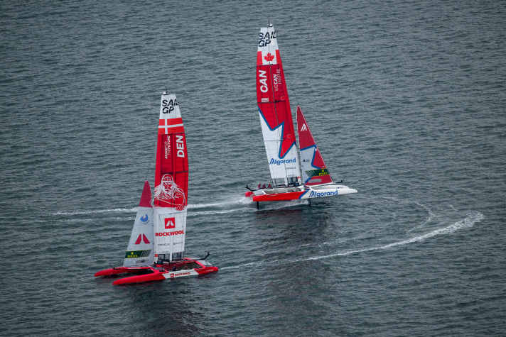 Sehen auf den schnellen Blick fast wie Zwillingsboote aus, sind es aber nicht: Das dänische Rockwool Team segelte an diesem SailGP-Wochenende auf Platz drei, das kanadische Team auf Platz sechs