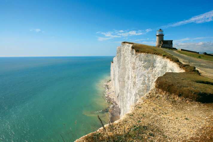 Der Leuchtturm Belle Tout thront auf einem Kreidefelsen an der englischen Kanalküste