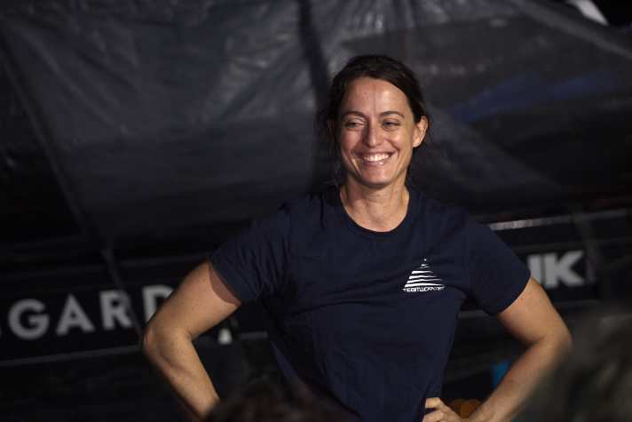 Sympathisch, ehrgeizig, unerschrocken und unaufgeregt: Die Schweizer Seglerin Justine Mettraux ist im Ziel der 12. Route du Rhum angekommen