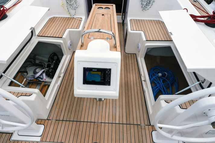 Sur le Bavaria, on en reste à deux coffres arrière spacieux mais plats, quelles que soient les variantes d'aménagement. Grâce aux grandes découpes, même les objets encombrants y trouvent leur place.