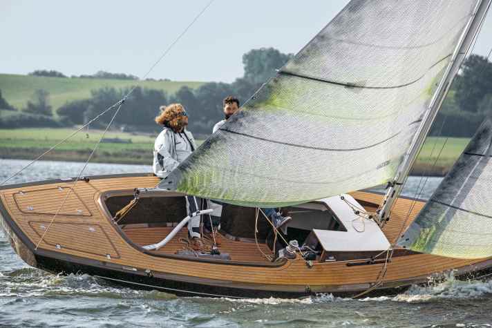 Der Daysailer Flax 27 entstand aus Flachsfasern, einem Schaumkern aus recycelten PET-Flaschen, Bioharz und einem Korkdeck. Das überaus ansprechende Judel/Vrolijk-Design überzeugt durch seinen ausgesprochen hohen Detaillierungsrad.