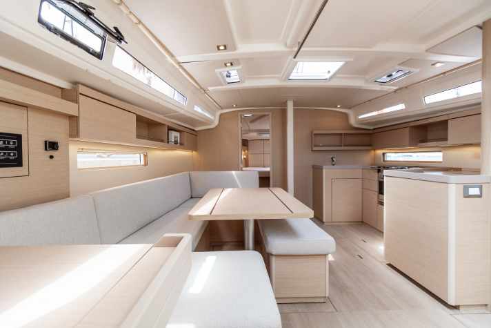 Clear structures, wide passages. The stool at the table can be moved. There are also plenty of places to hold on to