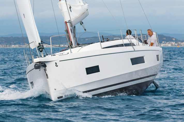 The upturn to the bow is unusually pronounced. Above all, this provides more living space below deck