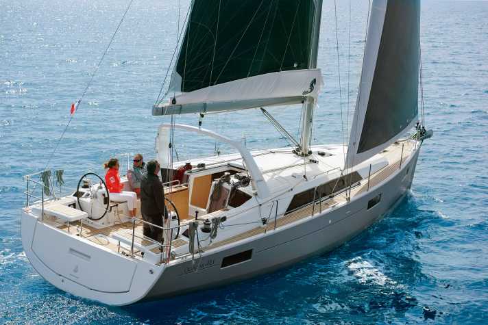 Die Oceanis 41.1 mit dem charakteristischen Targa-Bügel