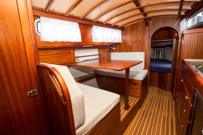 Der Innenausbau überzeugt mit hochwertigem Finish.  Viele Fenster sorgen für Helligkeit, die Dinette für Platz