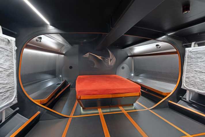 Vano tecnico. L'armatore riposa nel ponte di prua aperto. Oltre a molto carbonio, c'è anche un po' di legno.