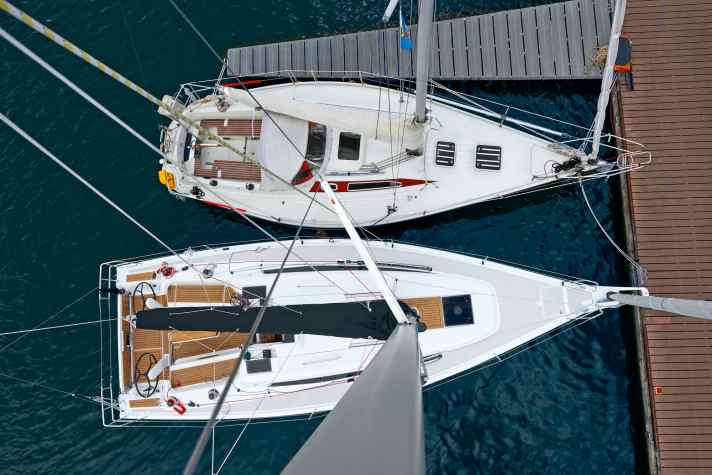 The Optima has almost the same maximum width, but is much narrower at the stern. The consequences are a smaller cockpit, much less space below deck aft and poorer surfing characteristics. The superstructure is also significantly lower than on the Dehler 34