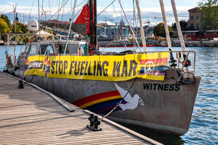 Die internationale Umweltschutzorganisation Greenpeace kann nicht nur auf ihre berühmte „Rainbow Warrior“ zurückgreifen. Seit 2021 steht ihr auch eine 22-Meter-Segelyacht zur Verfügung