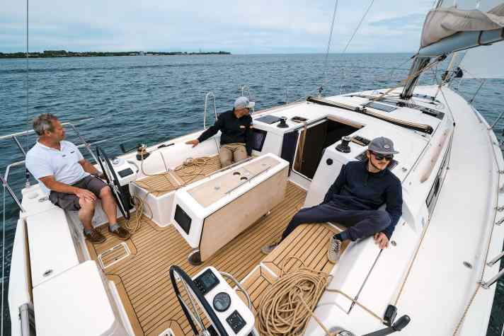 Le cockpit du Dufour 390 est plus large que celui de ses concurrents, et les dérives sont nettement plus longues. Seule l'écoute de grand-voile est manœuvrée à l'arrière, le reste passe par le toit.