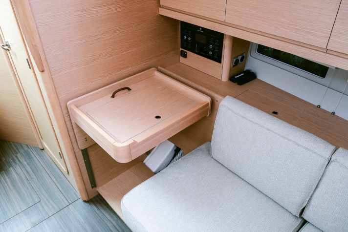 Die kleine Navigation in der Dufour ist absenkbar und kann so das Sofa verlängern
