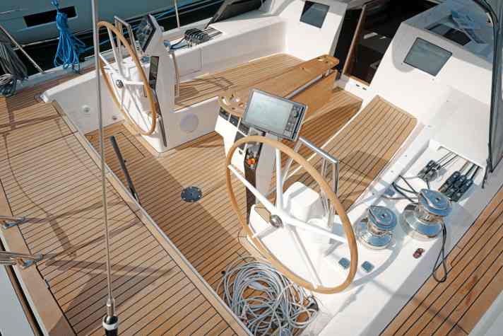 Le cockpit semble assez compact par rapport à la taille du bateau, mais il offre des hausses confortables, des hiloires hautes et de bonnes possibilités d'appui en position de navigation.