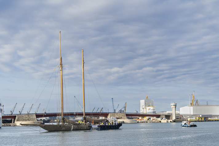 L'"Eleonora" lors de son remorquage vers le chantier naval