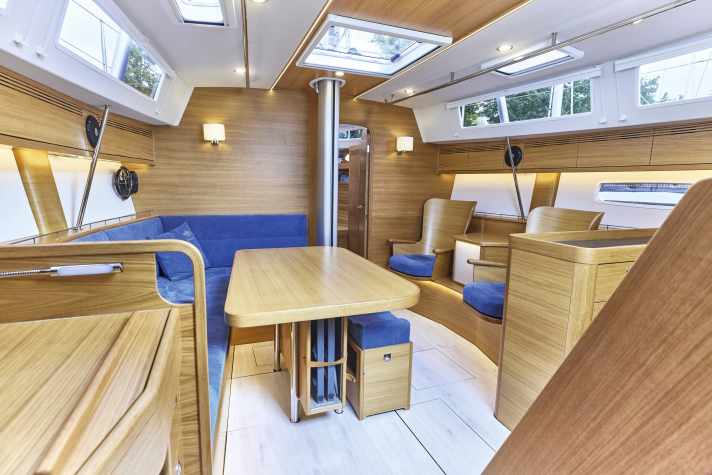 The large surface-mounted windows shovel a lot of air into the saloon, which can be extended in a completely different way