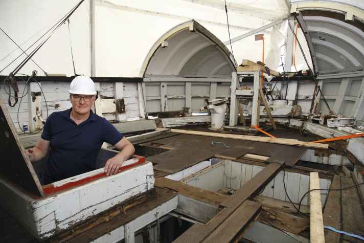Projektleiter Jesper Vejlgaard kennt das Schiff in- und auswendig. Vor 20 Jahren war er bereits das erste Mal an der Restaurierung beteiligt.