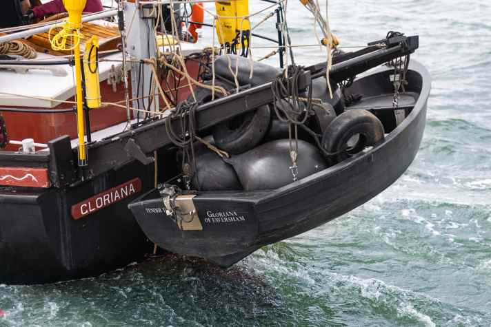 Das Heck wirkt im Vergleich zum bulligen Bug fast zierlich, allein das schwarze Beiboot, in dem Reifen und ebenfalls dunkle Fender kaum auffallen, stellt die Arbeitsbootoptik wieder her