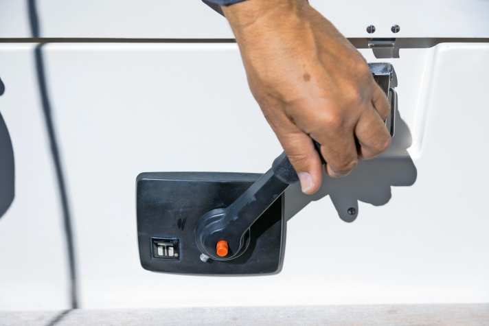3. Motor an!
Das MOB-Manöver kann unter Segeln gelingen, unter Maschine geht es unter Umständen schneller. Im Zweifel also Schoten los und zügig zum Verunglückten motoren