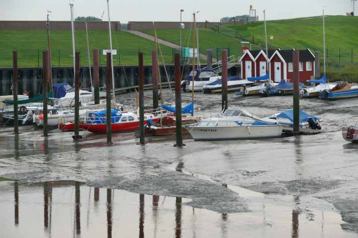 Yachten im Schlick bei Niedrigwasser