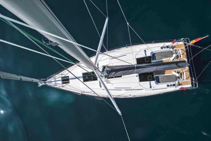 Die Hanse ist bei gleicher Länge etwas weniger breit als die Bavaria und vor allem am Heck schlanker. Achtern werden die Laufdecks deshalb sehr schmal