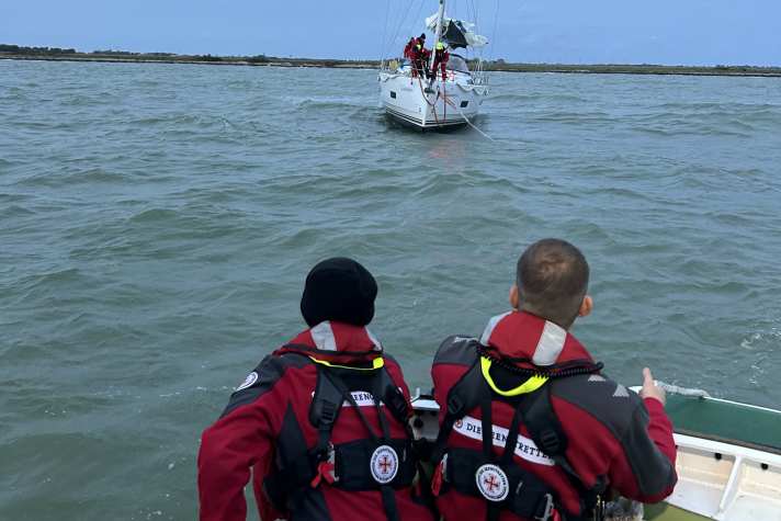 DGzRS-Schlepphilfe für eine auf Fehmarn gestrandete Segelyacht