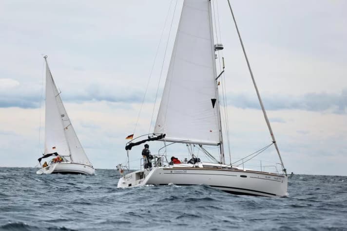 Segeln mit Maschinenunterstützung, sogenanntes Dänisches Kreuzen, lässt die Yacht stabiler laufen und kann Betroffenen helfen, wieder auf die Beine zu kommen
