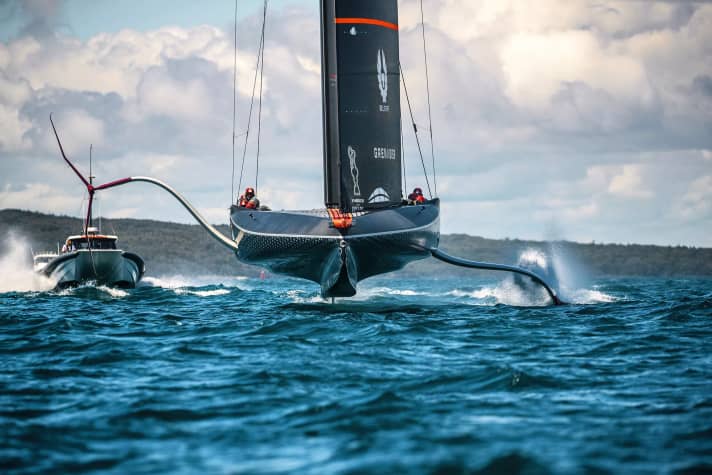 Das britische Team INEOS Britannia wird von mehreren Motorbooten verfolgt