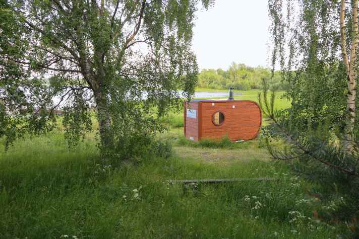 Gemeinsam schwitzen, gern mit Blick aufs Wasser, ist Bestandteil finnischer Kultur. In vielen Häfen oder an den Ufern von Buchten und Inseln finden sich kleine Sauna-Häuschen. Die kann man meist gegen Gebühr reservieren.