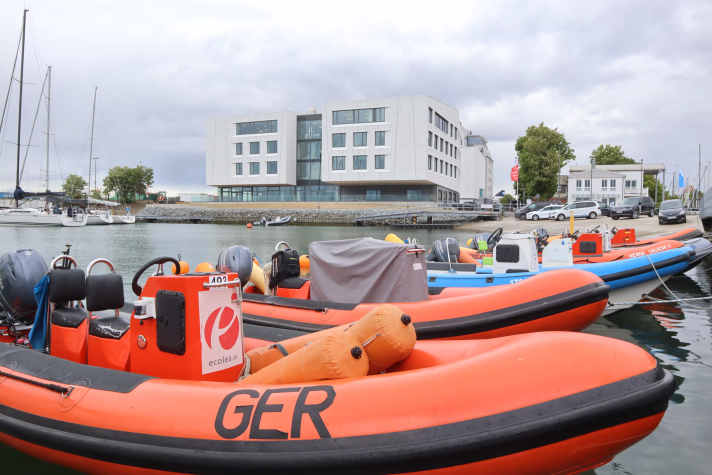 In frischem Glanz erstrahlt die neue Landessportschule direkt am Hafen Mittelmole.