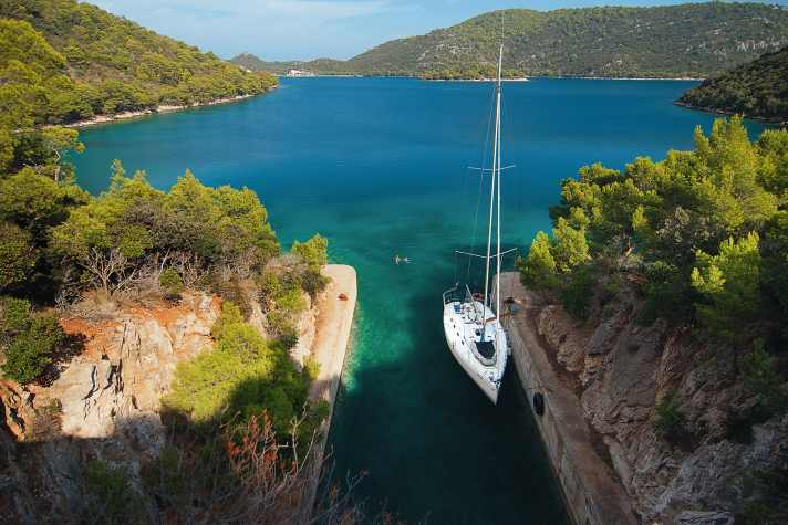 Eine Yacht in einem der alten U-Boot-Bunker von Lastovo. Auf der Insel wird es 2023 teurer
