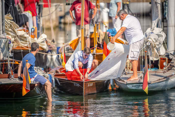 It is not least the image of the classics in the harbour that drives the crews together