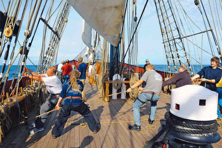 Besatzung und Trainees ziehen an Bord der Brigg „Roald Amundsen“ am selben Ende