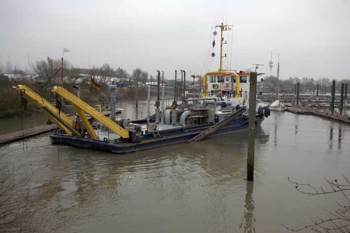 Saugbagger im Hamburger Yachthafen