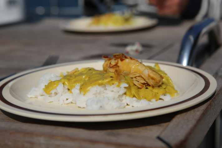 Cuisiner à bord Banane cuite sur riz avec sauce au curry