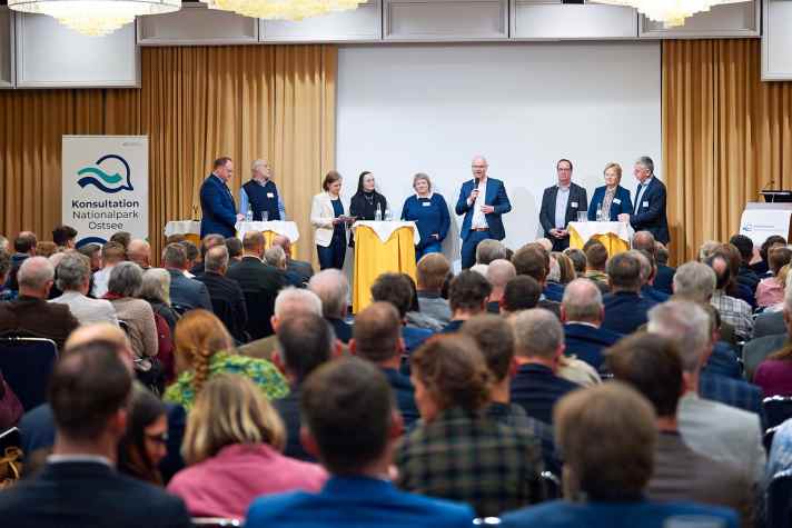 Schleswig-Holstein's Environment Minister Tobias Goldschmidt (with microphone) with stakeholders in front of an audience of 300 at the launch event for the consultation process in Kiel