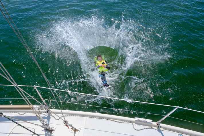 1st person overboard!
If a crew member falls into the water, action must be taken quickly but in a planned manner. It helps if all procedures have been discussed and, ideally, practised beforehand. Ideally, the casualty should be wearing a lifejacket. This keeps their head above water even if they lose consciousness. They are also more visible with a lifejacket, which also has a lift loop. And: the crew has more time for the manoeuvre