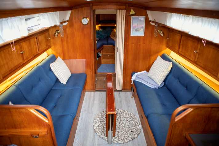 Initial situation: The grey floor is counterproductive; instead of brightening up the dark interior, it looks cheap. The boat is visually cramped and looks old