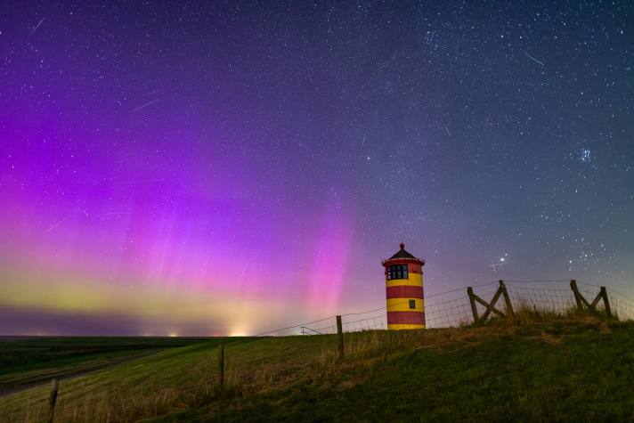Dieses beeindruckende Composing von Perseiden und Polarlichtern am Pilsumer Leuchturm reichte Sven Wiemers ein. Für die zahlreichen Perseiden nutzte der Fotograf eine Aufnahmereihe von 2:00 Uhr bis 2:40 Uhr.